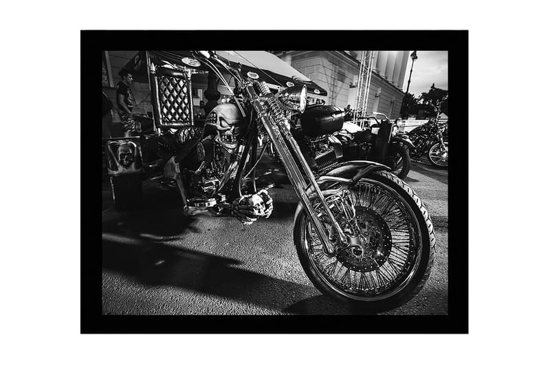 Indrammet lærredstryk i træ - 41x56 cm - Skulpturel motorcykel med kraniemotiv, Sort / Sølv