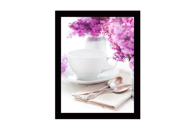 Indrammet lærredstryk i træ - 41x56 cm - Smuk borddækning med lilla blomster og en hvid kop, Lilla / Hvid