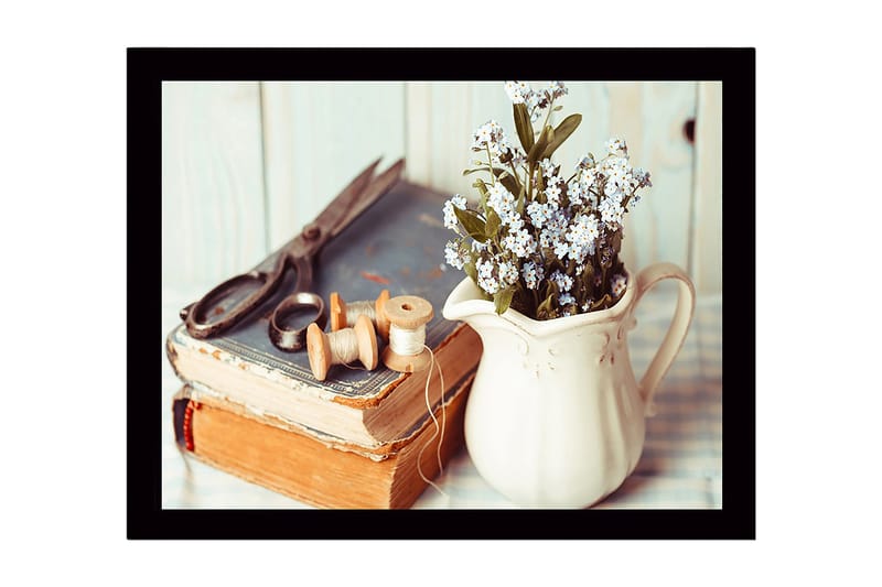 Indrammet lærredstryk i træ - 41x56 cm - Smuk buket af små blå blomster i en hvid kande, Hvid / Blå / Beige