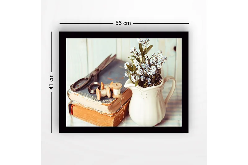 Indrammet lærredstryk i træ - 41x56 cm - Smuk buket af små blå blomster i en hvid kande - Hvid / Blå / Beige - Boligtilbehør - Billeder & kunst