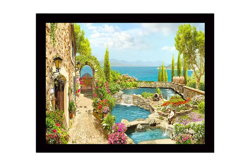 Indrammet lærredstryk i træ - 41x56 cm - Smuk have med blomsterarrangementer og en rolig vandoverflade, Grøn / Lyserød / Blå