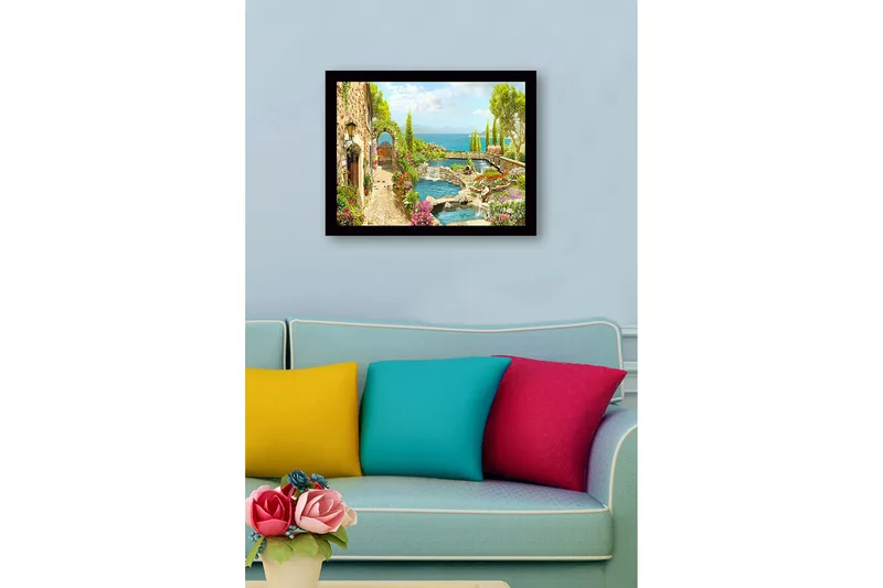 Indrammet lærredstryk i træ - 41x56 cm - Smuk have med blomsterarrangementer og en rolig vandoverflade - Grøn / Lyserød / Blå - Boligtilbehør - Billeder & kunst