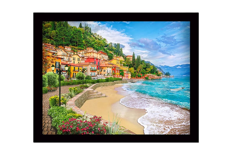 Indrammet lærredstryk i træ - 41x56 cm - Smuk kystlinje med farverige huse og frodige omgivelser, Blå / Grøn / Gul