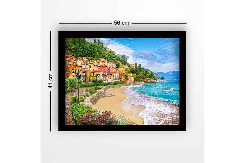 Indrammet lærredstryk i træ - 41x56 cm - Smuk kystlinje med farverige huse og frodige omgivelser - Blå / Grøn / Gul - Boligtilbehør - Billeder & kunst