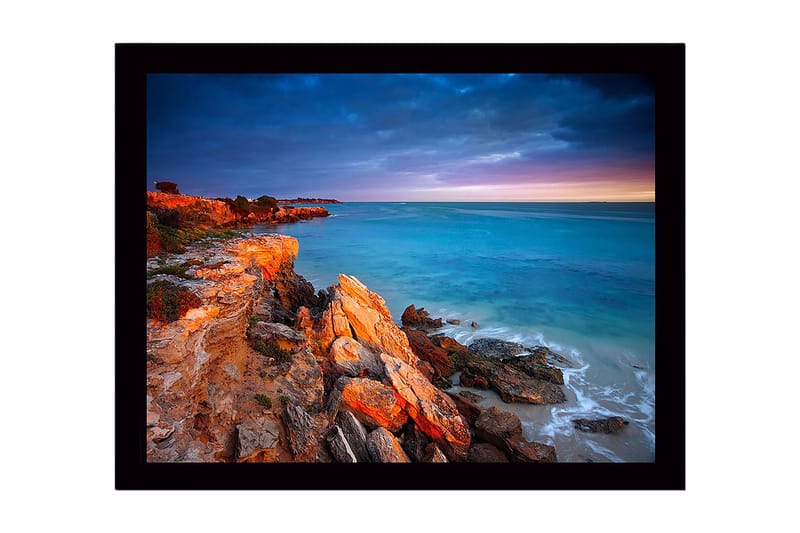 Indrammet lærredstryk i træ - 41x56 cm - Smuk kystlinje med klipper og hav i tusmørkelys, Turkis / Orange / Grå
