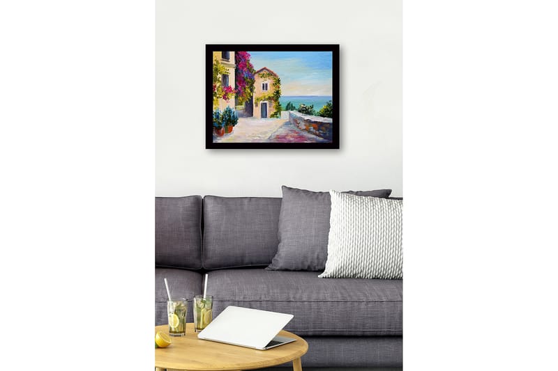 Indrammet lærredstryk i træ - 41x56 cm - Smuk kystudsigt med blomster og en malerisk bygning - Lilla / Grøn / Blå - Boligtilbehør - Billeder & kunst