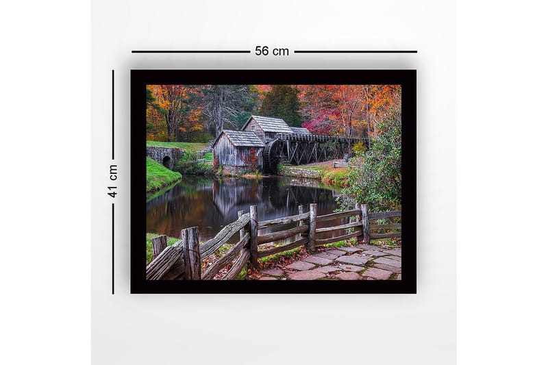 Indrammet lærredstryk i træ - 41x56 cm - Smuk mølle ved en spejlblank sø omgivet af efterårsfarver - Grøn / Orange / Brun - Boligtilbehør - Billeder & kunst