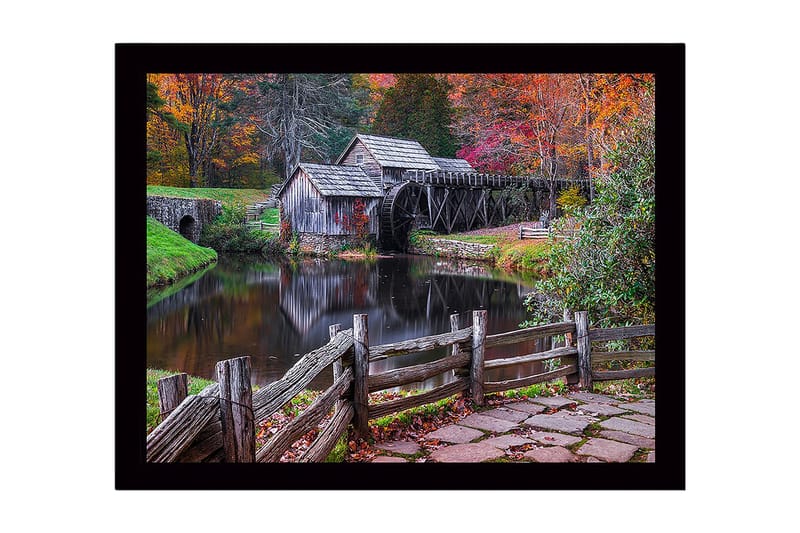 Indrammet lærredstryk i træ - 41x56 cm - Smuk mølle ved en spejlblank sø omgivet af efterårsfarver, Grøn / Orange / Brun