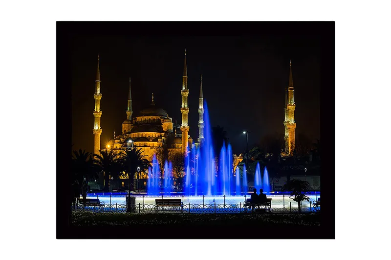 Indrammet lærredstryk i træ - 41x56 cm - Smuk moské oplyst af gyldne lys med et springvand i blåt vand - Guld / Blå - Boligtilbehør - Billeder & kunst