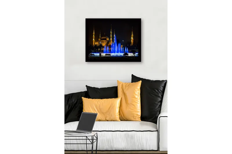 Indrammet lærredstryk i træ - 41x56 cm - Smuk moské oplyst af gyldne lys med et springvand i blåt vand - Guld / Blå - Boligtilbehør - Billeder & kunst