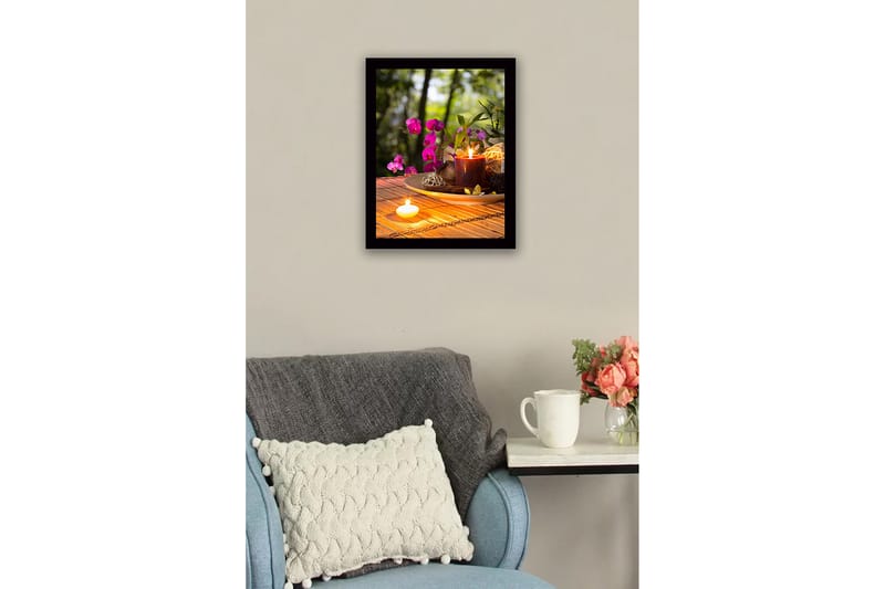 Indrammet lærredstryk i træ - 41x56 cm - Smuk samling af blomster og lys på en træplade - Lilla / Mørkerød / Beige - Boligtilbehør - Billeder & kunst