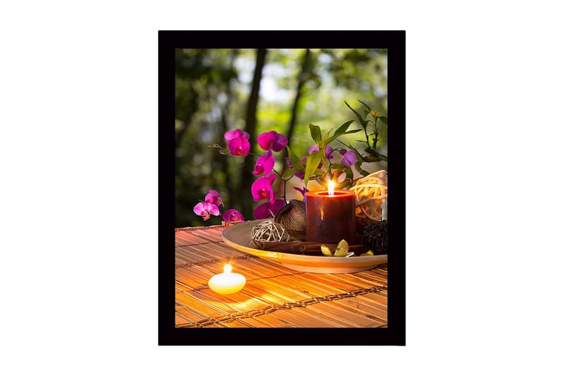 Indrammet lærredstryk i træ - 41x56 cm - Smuk samling af blomster og lys på en træplade, Lilla / Mørkerød / Beige