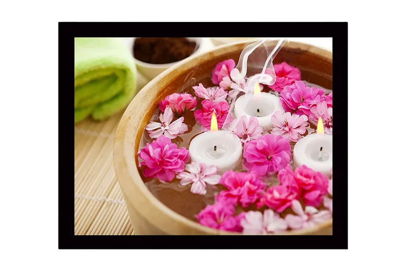 Indrammet lærredstryk i træ - 41x56 cm - Smuk skål med flydende blomster og lys, Lyserød / Hvid / Brun