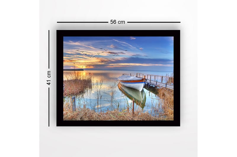 Indrammet lærredstryk i træ - 41x56 cm - Smuk solnedgang over en rolig sø med en båd ved molen - Blå / Orange / Grøn - Boligtilbehør - Billeder & kunst