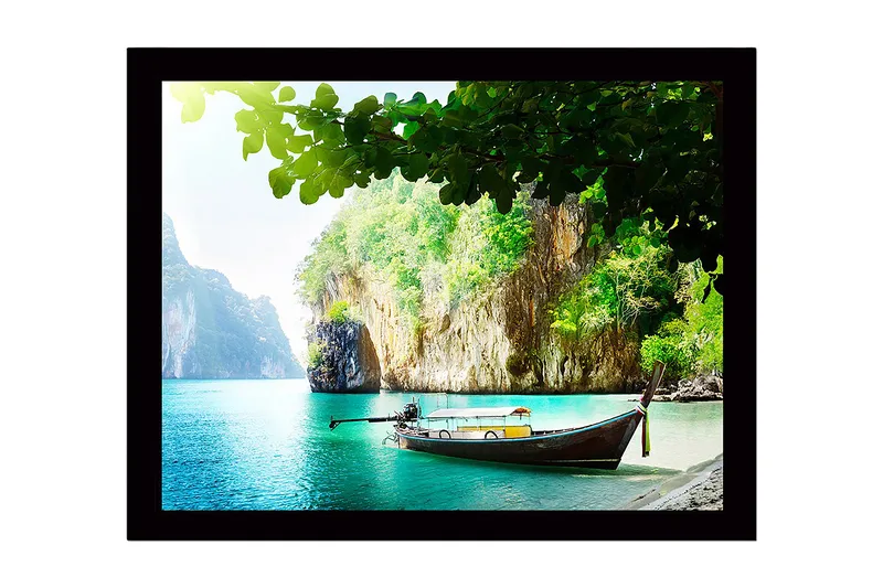 Indrammet lærredstryk i træ - 41x56 cm - Smuk strand med en båd på en frodig klippekyst, Turkis / Grøn / Brun
