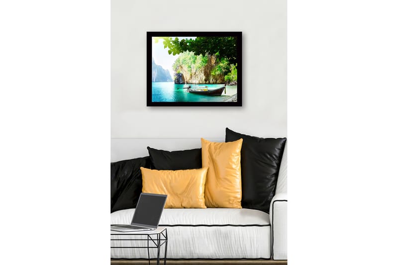 Indrammet lærredstryk i træ - 41x56 cm - Smuk strand med en båd på en frodig klippekyst - Turkis / Grøn / Brun - Boligtilbehør - Billeder & kunst