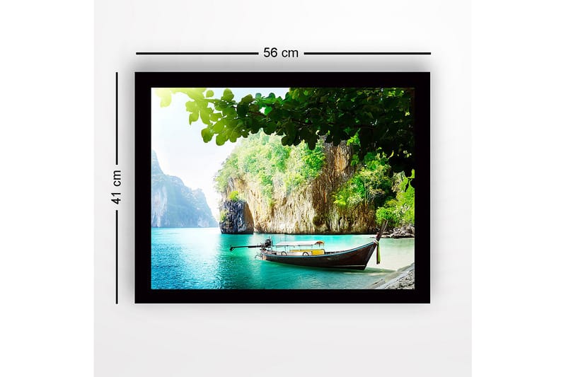 Indrammet lærredstryk i træ - 41x56 cm - Smuk strand med en båd på en frodig klippekyst - Turkis / Grøn / Brun - Boligtilbehør - Billeder & kunst