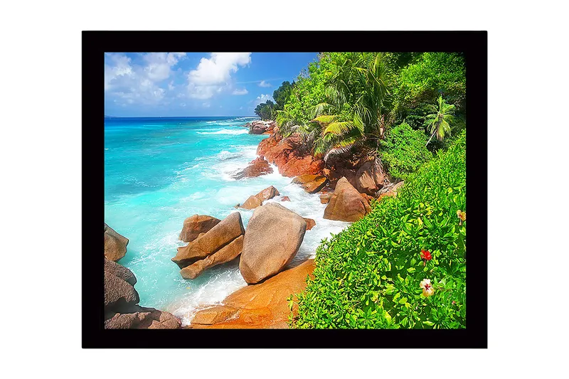 Indrammet lærredstryk i træ - 41x56 cm - Smuk strand med klipper og turkisblåt vand, Turkis / Grøn / Beige