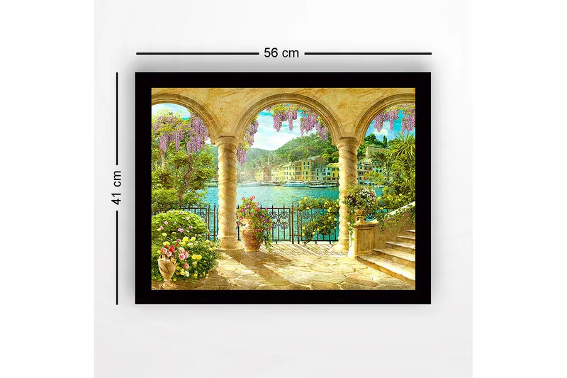 Indrammet lærredstryk i træ - 41x56 cm - Smuk udsigt gennem buen med blomster og havet i baggrunden - Lilla / Grøn / Guld - Boligtilbehør - Billeder & kunst