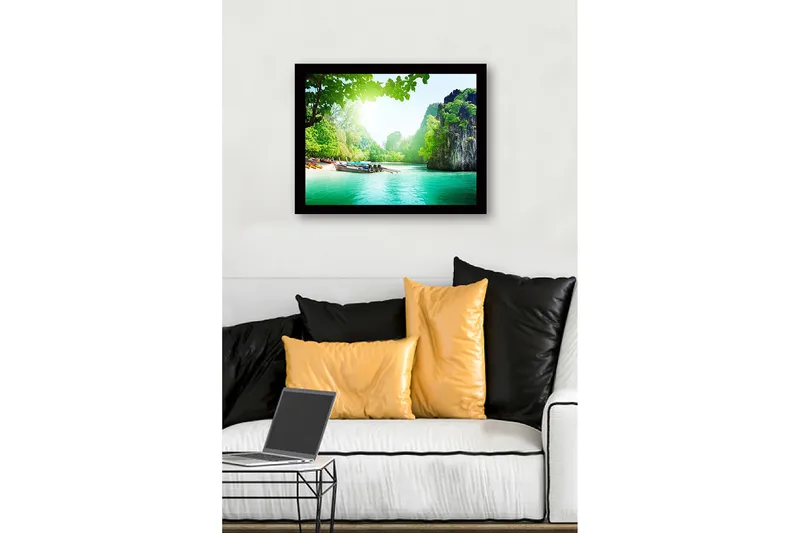 Indrammet lærredstryk i træ - 41x56 cm - Smukt kystlandskab med både på en grøn strand - Grøn / Turkis / Blå - Boligtilbehør - Billeder & kunst