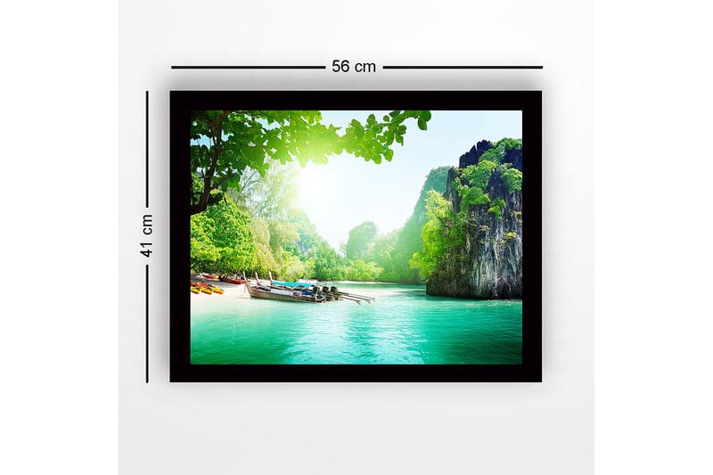Indrammet lærredstryk i træ - 41x56 cm - Smukt kystlandskab med både på en grøn strand - Grøn / Turkis / Blå - Boligtilbehør - Billeder & kunst