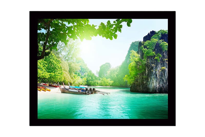 Indrammet lærredstryk i træ - 41x56 cm - Smukt kystlandskab med både på en grøn strand, Grøn / Turkis / Blå