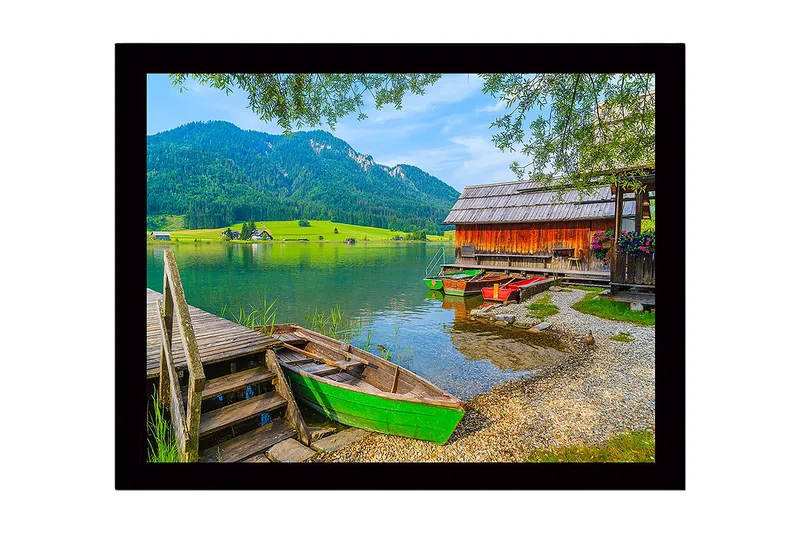 Indrammet lærredstryk i træ - 41x56 cm - Smukt sølandskab med farverige både ved en mole, Grøn / Rød / Blå