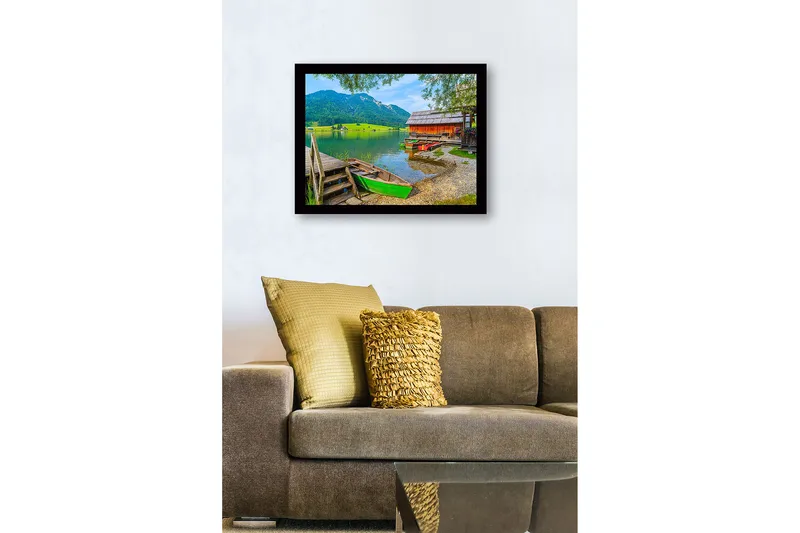 Indrammet lærredstryk i træ - 41x56 cm - Smukt sølandskab med farverige både ved en mole - Grøn / Rød / Blå - Boligtilbehør - Billeder & kunst