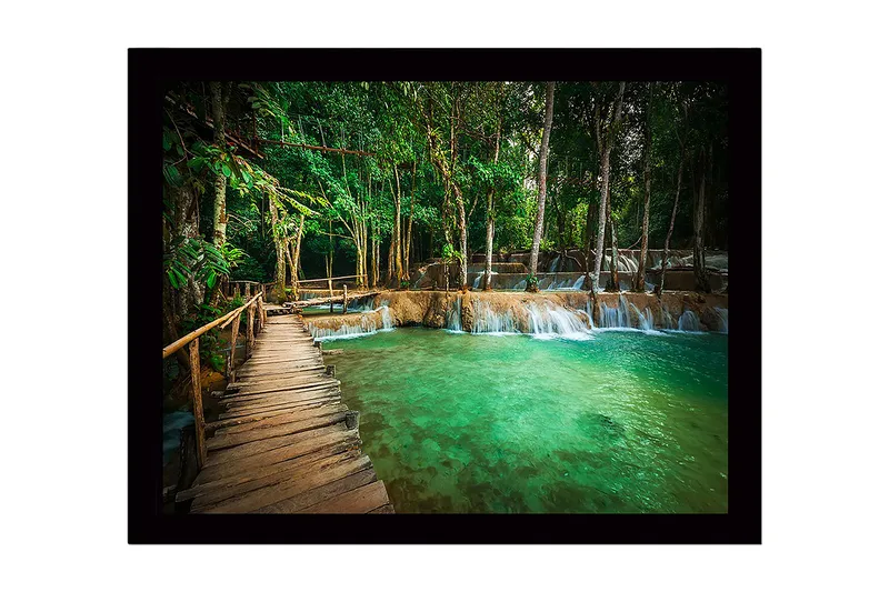 Indrammet lærredstryk i træ - 41x56 cm - Smukt vandfald med frodige omgivelser - Grøn / Turkis / Brun - Boligtilbehør - Billeder & kunst