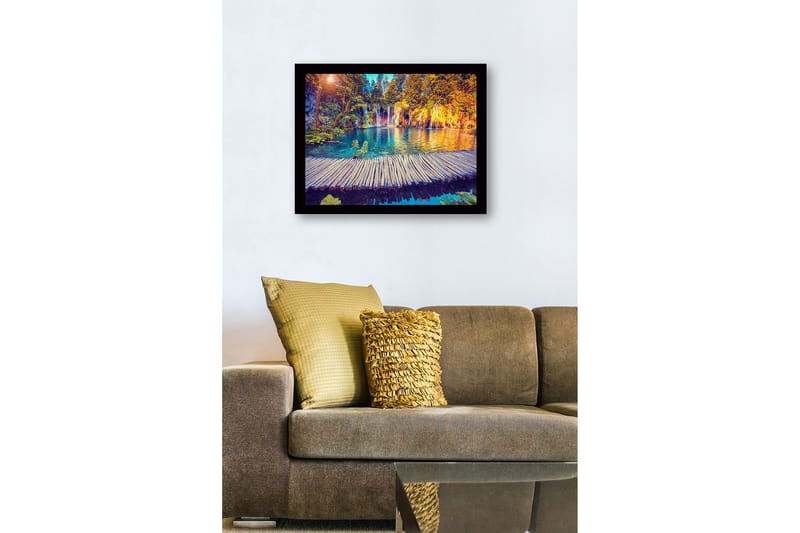 Indrammet lærredstryk i træ - 41x56 cm - Smukt vandfald med klart blåt vand omgivet af frodige træer og planter - Blå / Grøn / Orange - Boligtilbehør - Billeder & kunst