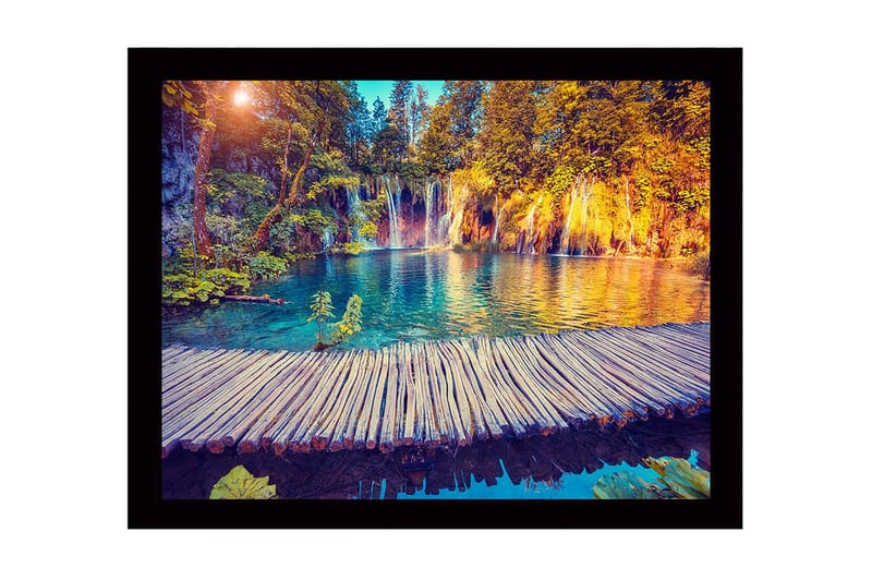 Indrammet lærredstryk i træ - 41x56 cm - Smukt vandfald med klart blåt vand omgivet af frodige træer og planter - Blå / Grøn / Orange - Boligtilbehør - Billeder & kunst