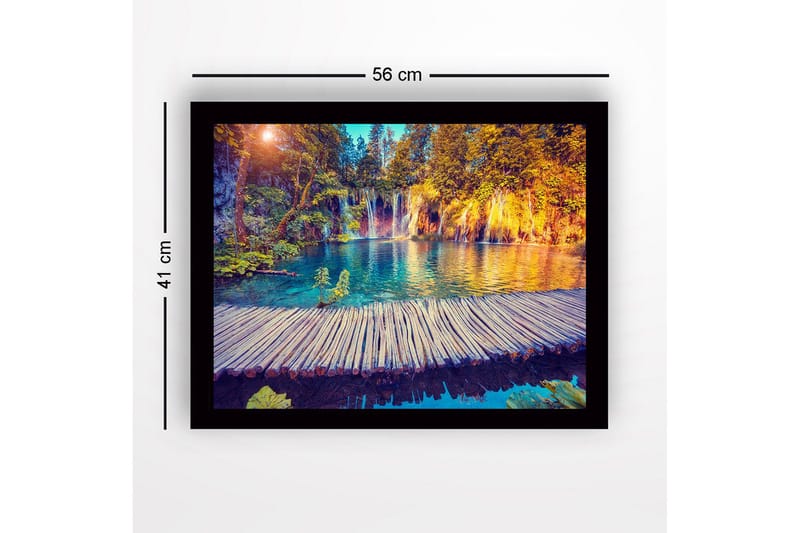 Indrammet lærredstryk i træ - 41x56 cm - Smukt vandfald med klart blåt vand omgivet af frodige træer og planter - Blå / Grøn / Orange - Boligtilbehør - Billeder & kunst