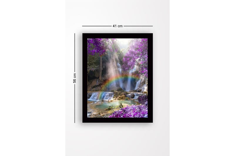 Indrammet lærredstryk i træ - 41x56 cm - Smukt vandfald med regnbue omgivet af lilla blomster og frodige træer - Lilla / Grøn / Blå - Boligtilbehør - Billeder & kunst