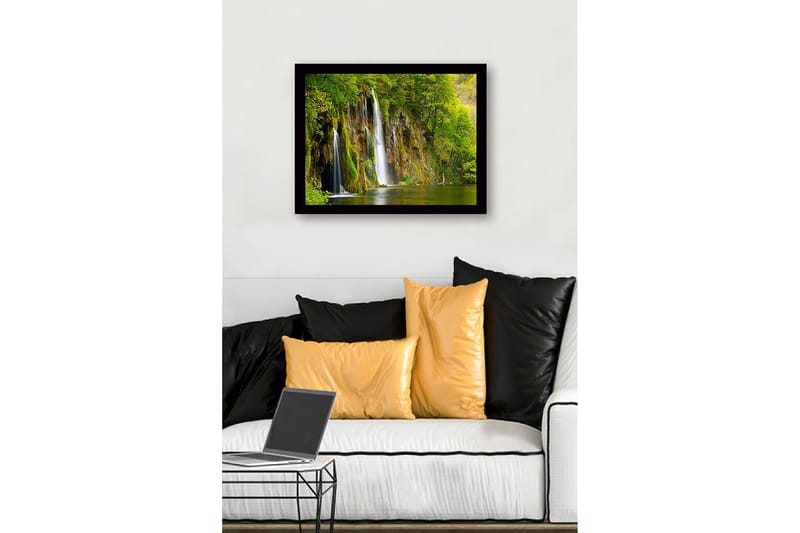 Indrammet lærredstryk i træ - 41x56 cm - Smukt vandfald omgivet af frodigt grønt - Grøn / Brun / Blå - Boligtilbehør - Billeder & kunst
