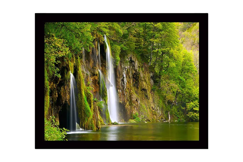 Indrammet lærredstryk i træ - 41x56 cm - Smukt vandfald omgivet af frodigt grønt, Grøn / Brun / Blå