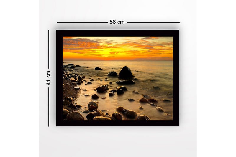 Indrammet lærredstryk i træ - 41x56 cm - Solnedgang over en klippefyldt strand med roligt vand - Orange / Mørkegrå / Guld - Boligtilbehør - Billeder & kunst