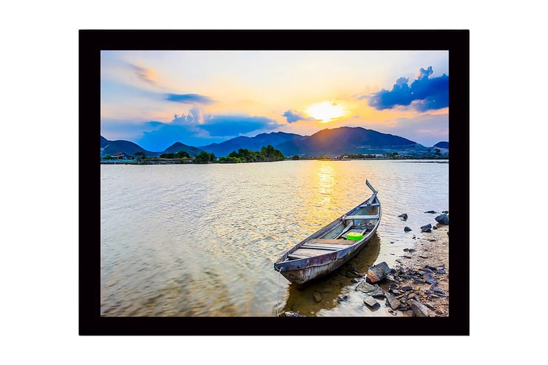 Indrammet lærredstryk i træ - 41x56 cm - Solnedgang over en rolig sø med en båd på bredden, Blå / Orange / Grøn