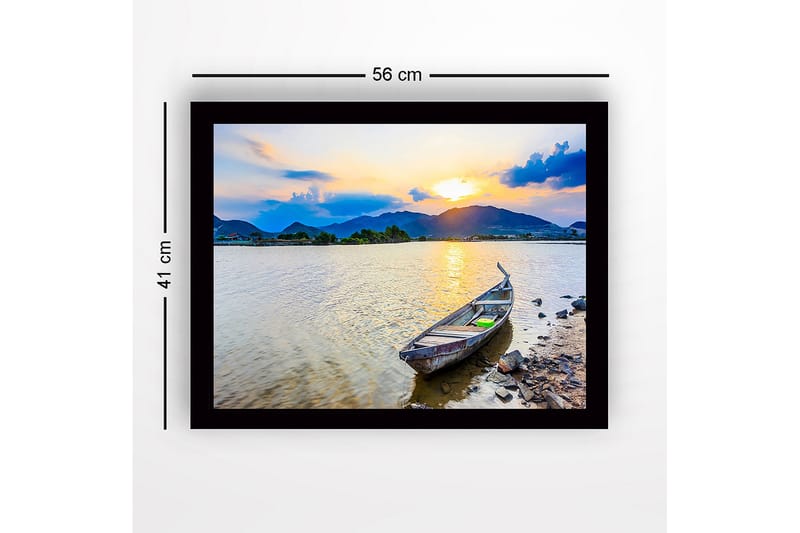 Indrammet lærredstryk i træ - 41x56 cm - Solnedgang over en rolig sø med en båd på bredden - Blå / Orange / Grøn - Boligtilbehør - Billeder & kunst