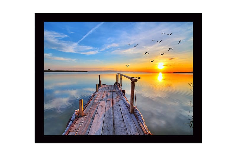 Indrammet lærredstryk i træ - 41x56 cm - Solnedgang over en rolig sø med en mole og flyvende fugle, Orange / Blå / Grå