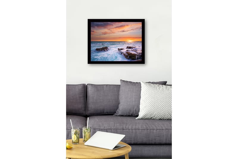 Indrammet lærredstryk i træ - 41x56 cm - Solnedgang over havet med klipper i forgrunden - Blå / Orange / Lilla - Boligtilbehør - Billeder & kunst