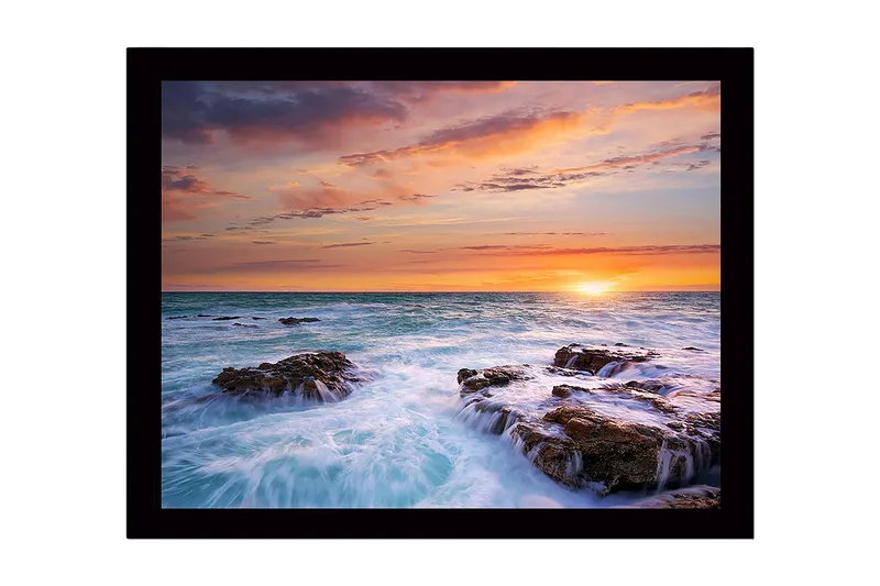 Indrammet lærredstryk i træ - 41x56 cm - Solnedgang over havet med klipper i forgrunden, Blå / Orange / Lilla