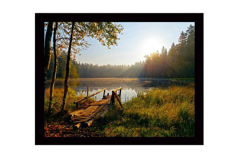 Indrammet lærredstryk i træ - 41x56 cm - Solopgang ved en rolig sø med en træmole og omkringliggende grønne områder, Grøn / Brun / Gul