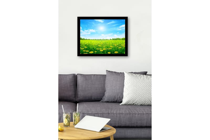 Indrammet lærredstryk i træ - 41x56 cm - Solrig eng med blomstrende mælkebøtter - Grøn / Gul / Blå - Boligtilbehør - Billeder & kunst