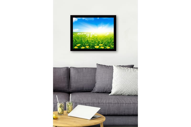 Indrammet lærredstryk i træ - 41x56 cm - Solrig eng med gule blomster og grønt græs - Gul / Grøn / Blå - Boligtilbehør - Billeder & kunst
