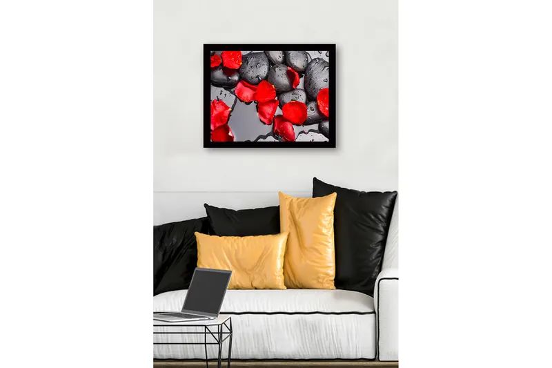 Indrammet lærredstryk i træ - 41x56 cm - Sorte sten med røde rosenblade og vanddråber - Rød / Sort - Boligtilbehør - Billeder & kunst