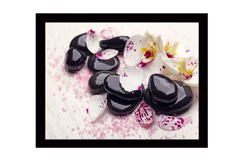 Indrammet lærredstryk i træ - 41x56 cm - Sorte sten omgivet af hvide og lilla orkideblade, Sort / Hvid / Lilla