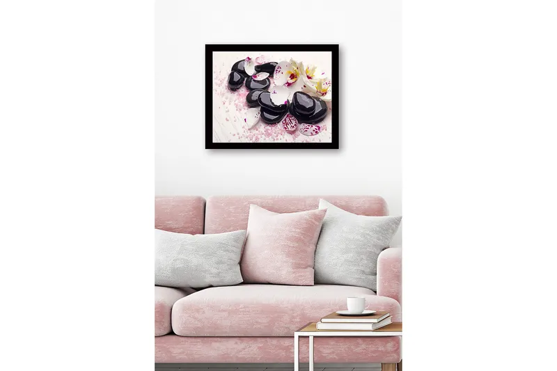 Indrammet lærredstryk i træ - 41x56 cm - Sorte sten omgivet af hvide og lilla orkideblade - Sort / Hvid / Lilla - Boligtilbehør - Billeder & kunst