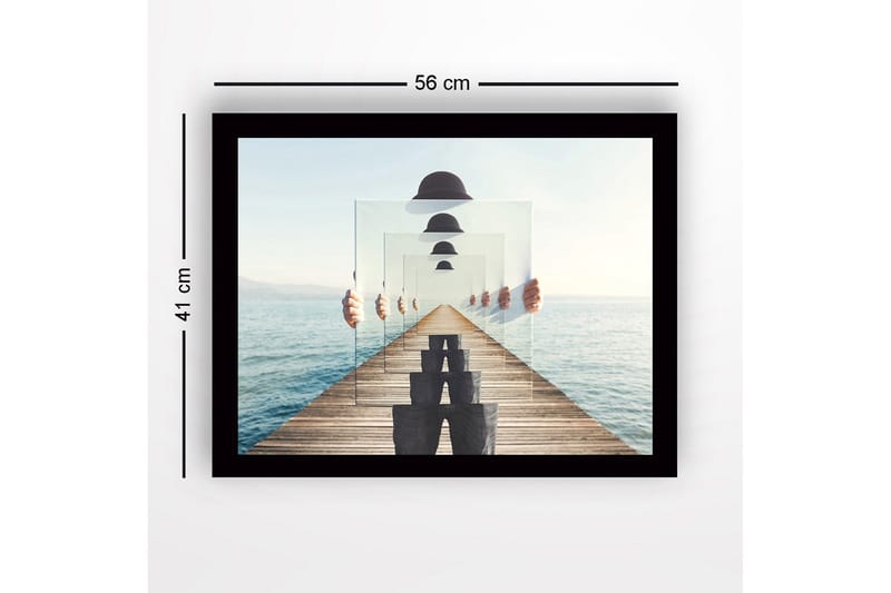 Indrammet lærredstryk i træ - 41x56 cm - Spejlbillede af en person, der holder gennemsigtige tallerkener op på en mole ved havet - Blå / Grå / Hvid - Boligtilbehør - Billeder & kunst