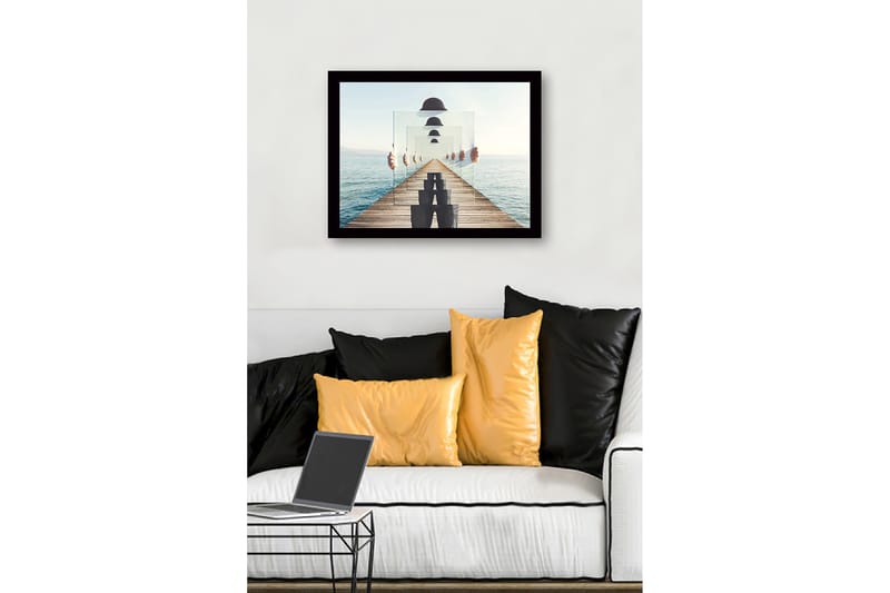 Indrammet lærredstryk i træ - 41x56 cm - Spejlbillede af en person, der holder gennemsigtige tallerkener op på en mole ved havet - Blå / Grå / Hvid - Boligtilbehør - Billeder & kunst