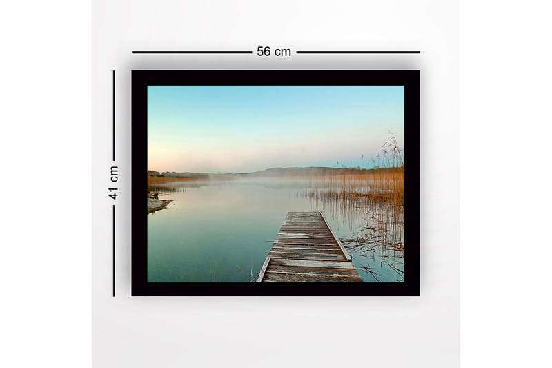 Indrammet lærredstryk i træ - 41x56 cm - Spejlblankt sølandskab med en træmole, der strækker sig ud i vandet - Blå / Beige / Grøn - Boligtilbehør - Billeder & kunst